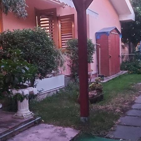 Stanza In Villa Con Giardino Con Box Doccia Idromassaggio Rent A Car Aci Bonaccorsi Luaran gambar