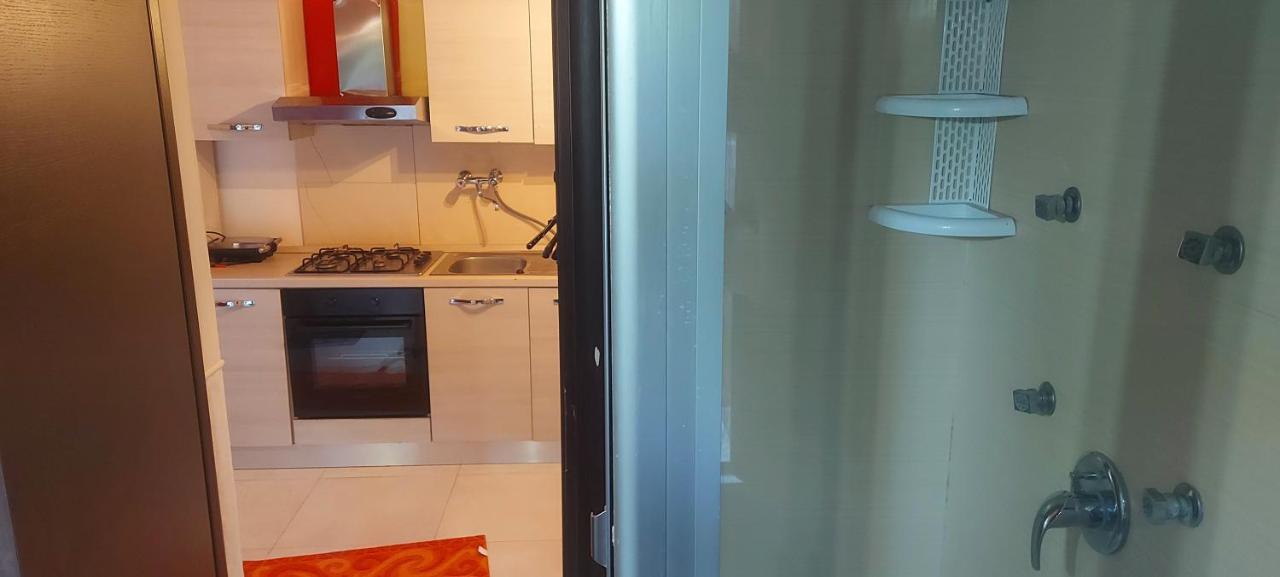 Stanza In Villa Con Giardino Con Box Doccia Idromassaggio Rent A Car Aci Bonaccorsi Luaran gambar