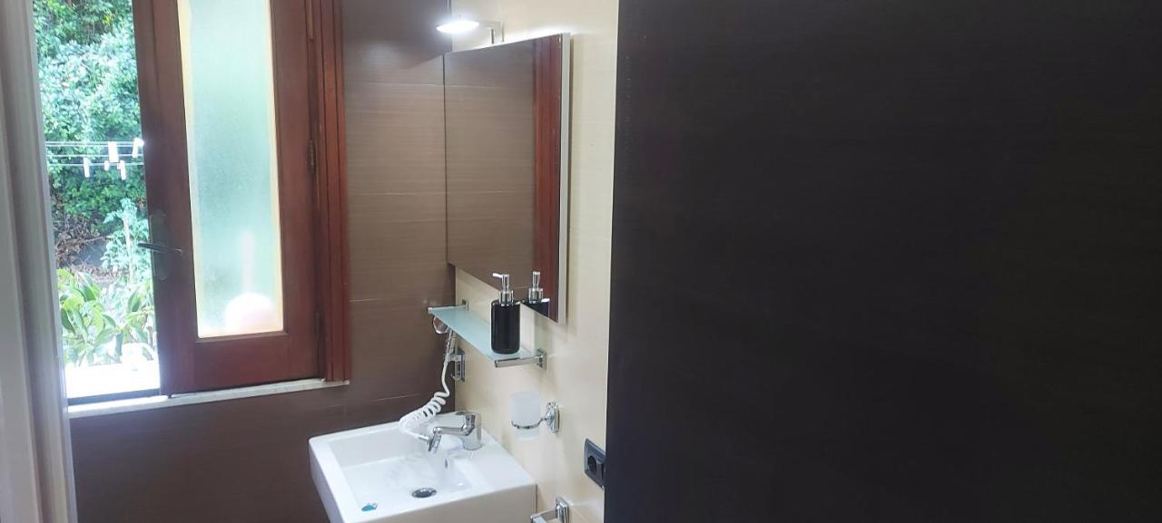 Stanza In Villa Con Giardino Con Box Doccia Idromassaggio Rent A Car Aci Bonaccorsi Luaran gambar