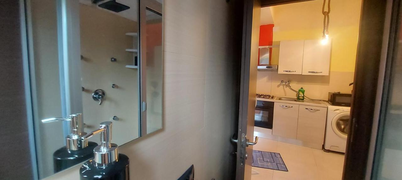 Stanza In Villa Con Giardino Con Box Doccia Idromassaggio Rent A Car Aci Bonaccorsi Luaran gambar